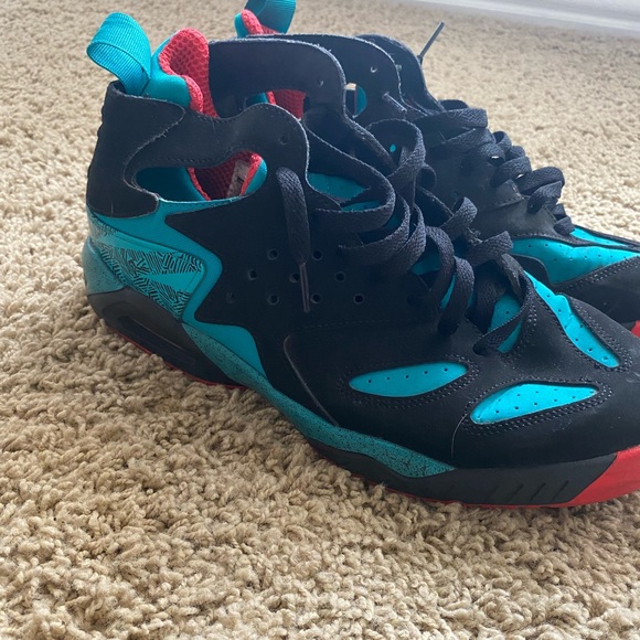 Men’s Air Hurache Hoop Shoes - Picture 2 of 3